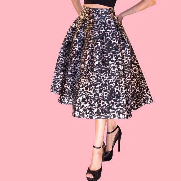 ❌SOLD OUT❌ K&H Purfectly Pleated Swing Skirt - Picture 3 of 5